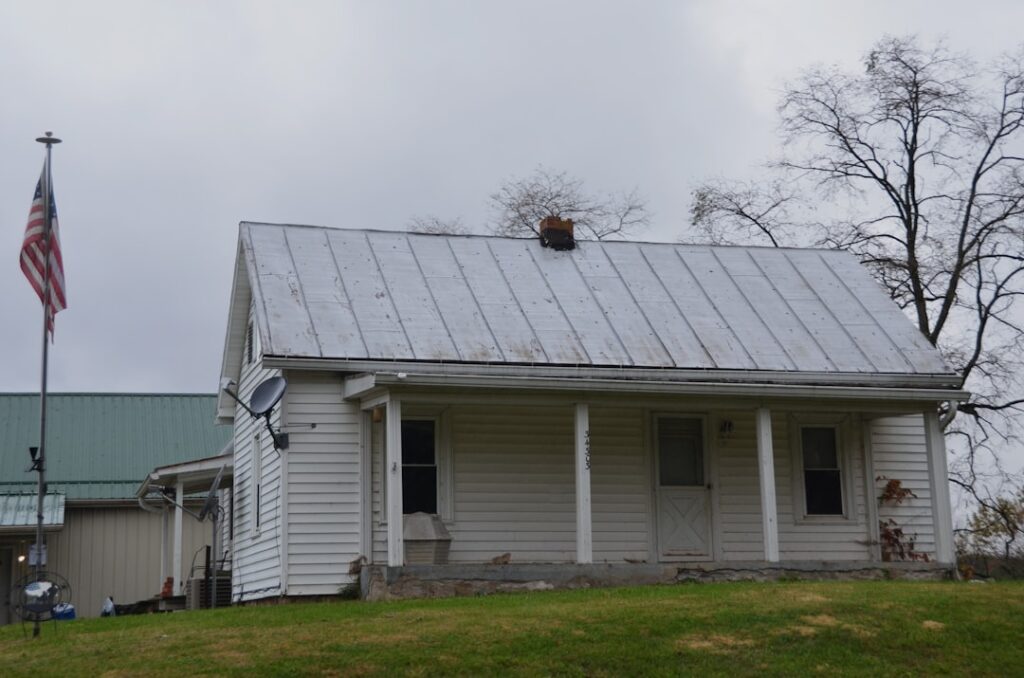growing role satellite internet — Rural farmhouse satellite dish sky