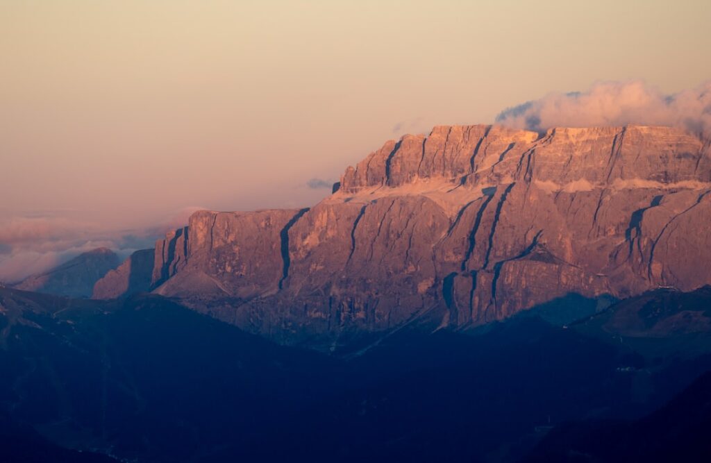 worlds fastest-growing adventure tourism — Mountain climber summit cliff edge