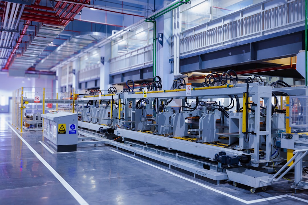 smart factories industrial productivity — interconnected IoT sensors monitoring machinery in real-time on a manufacturing floor